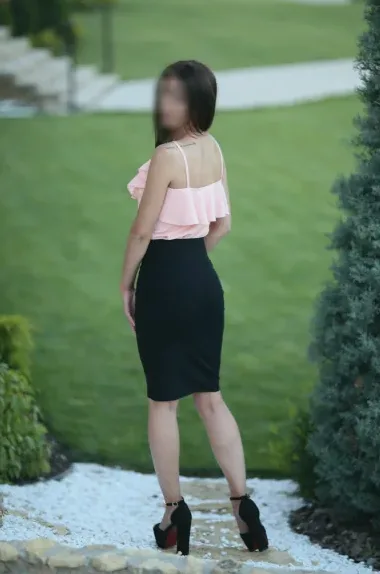 Clara, 27