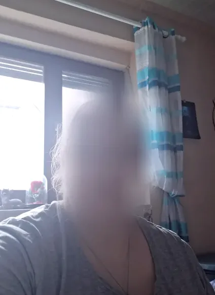 Julie, 25